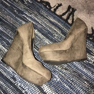 i’m selling these tan heels